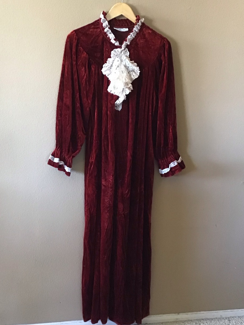 Vintage Goth Sexy Grannycore Velvet Burgundy Lace Collar Robe